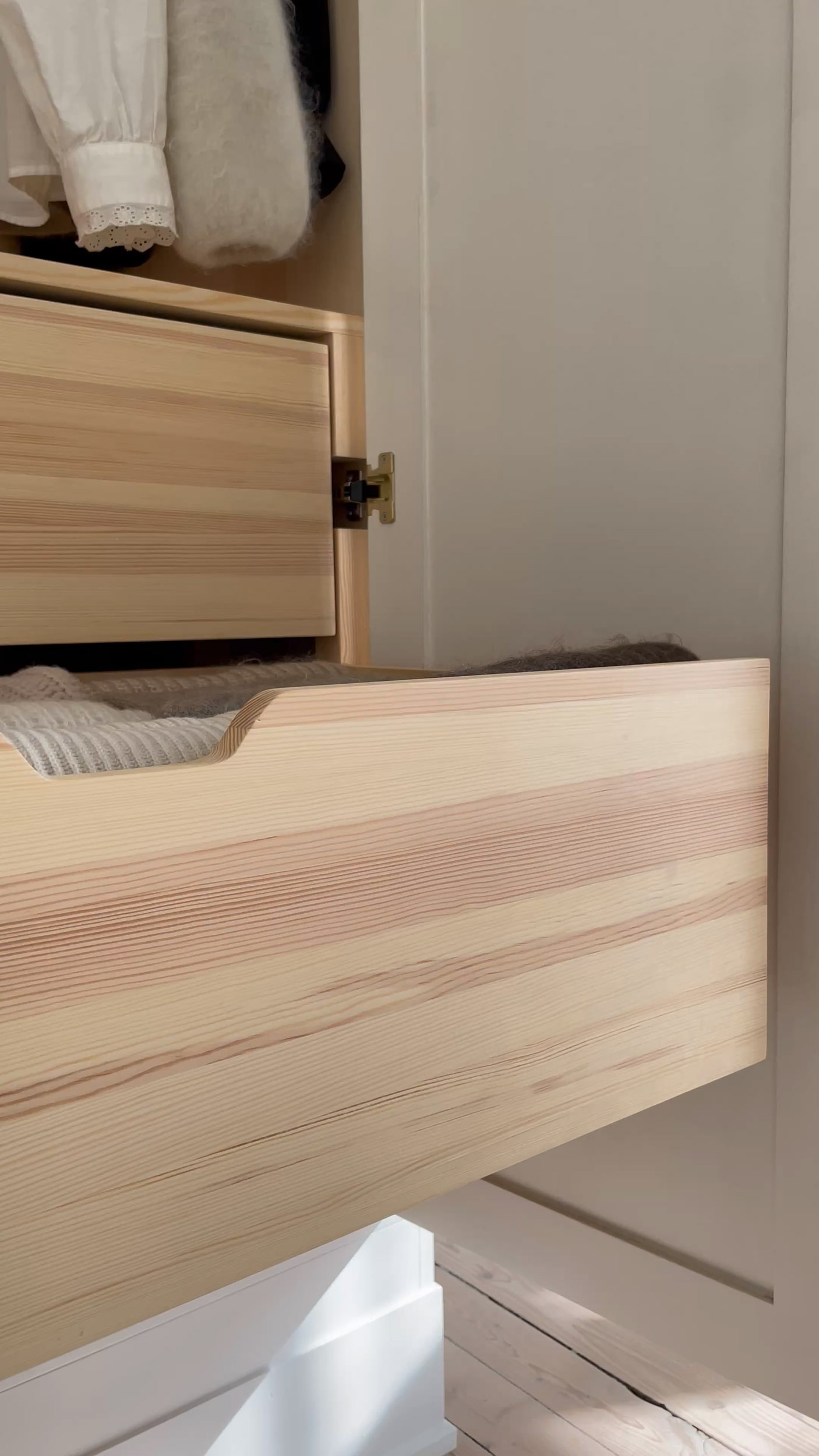 Garderob med platsbyggd förvaring i massivt trä (Cabinette)