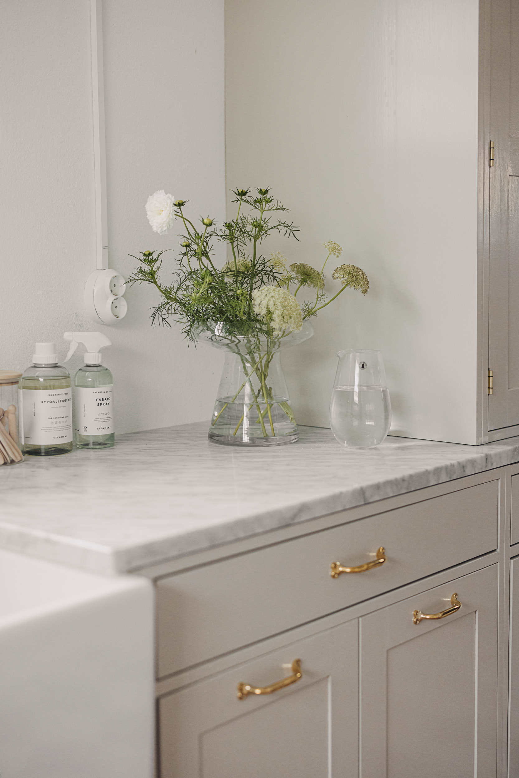 Platsbyggd tvättstuga i massivt trä (Cabinette)