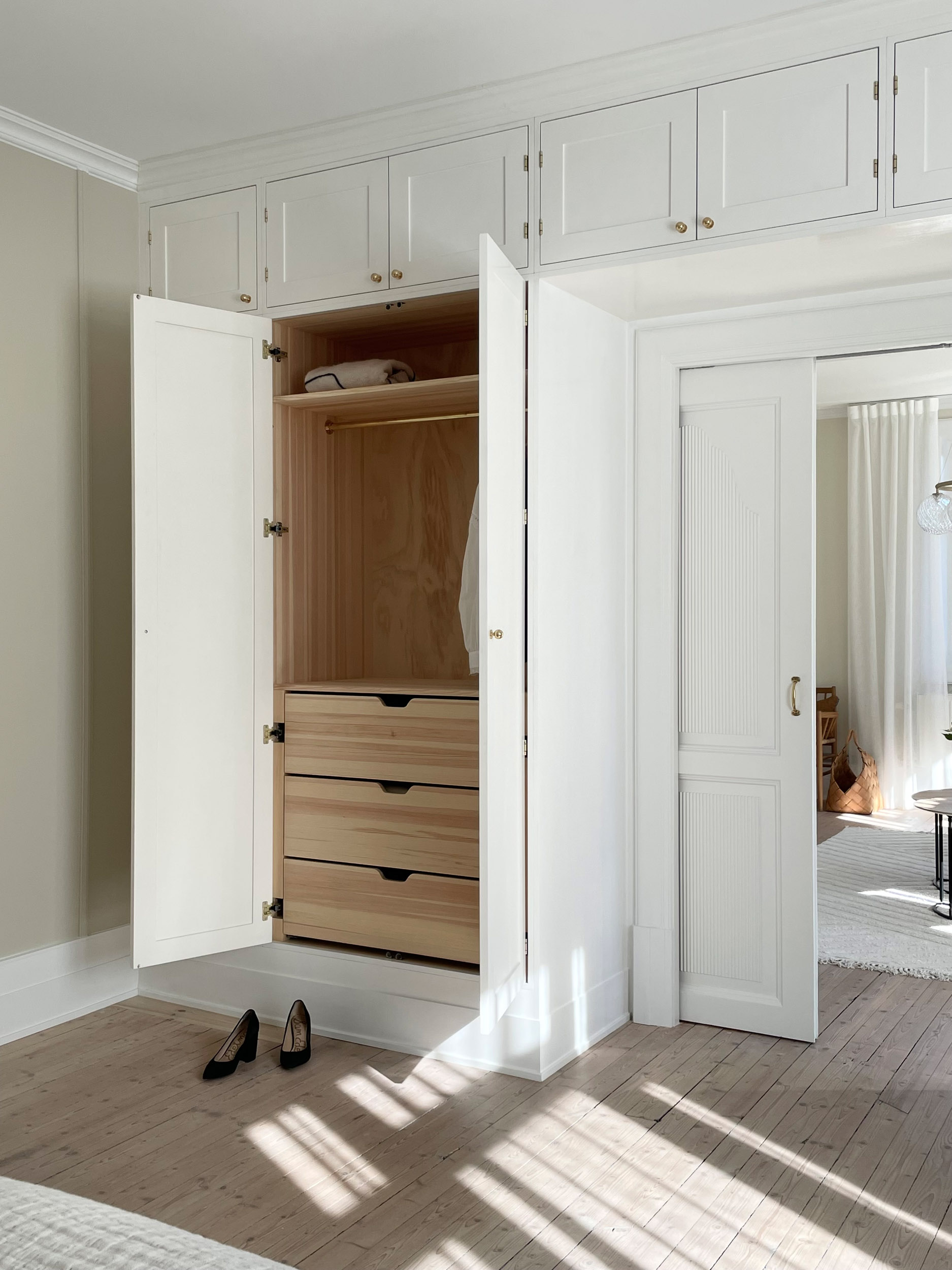 Garderob med platsbyggd förvaring i massivt trä (Cabinette)