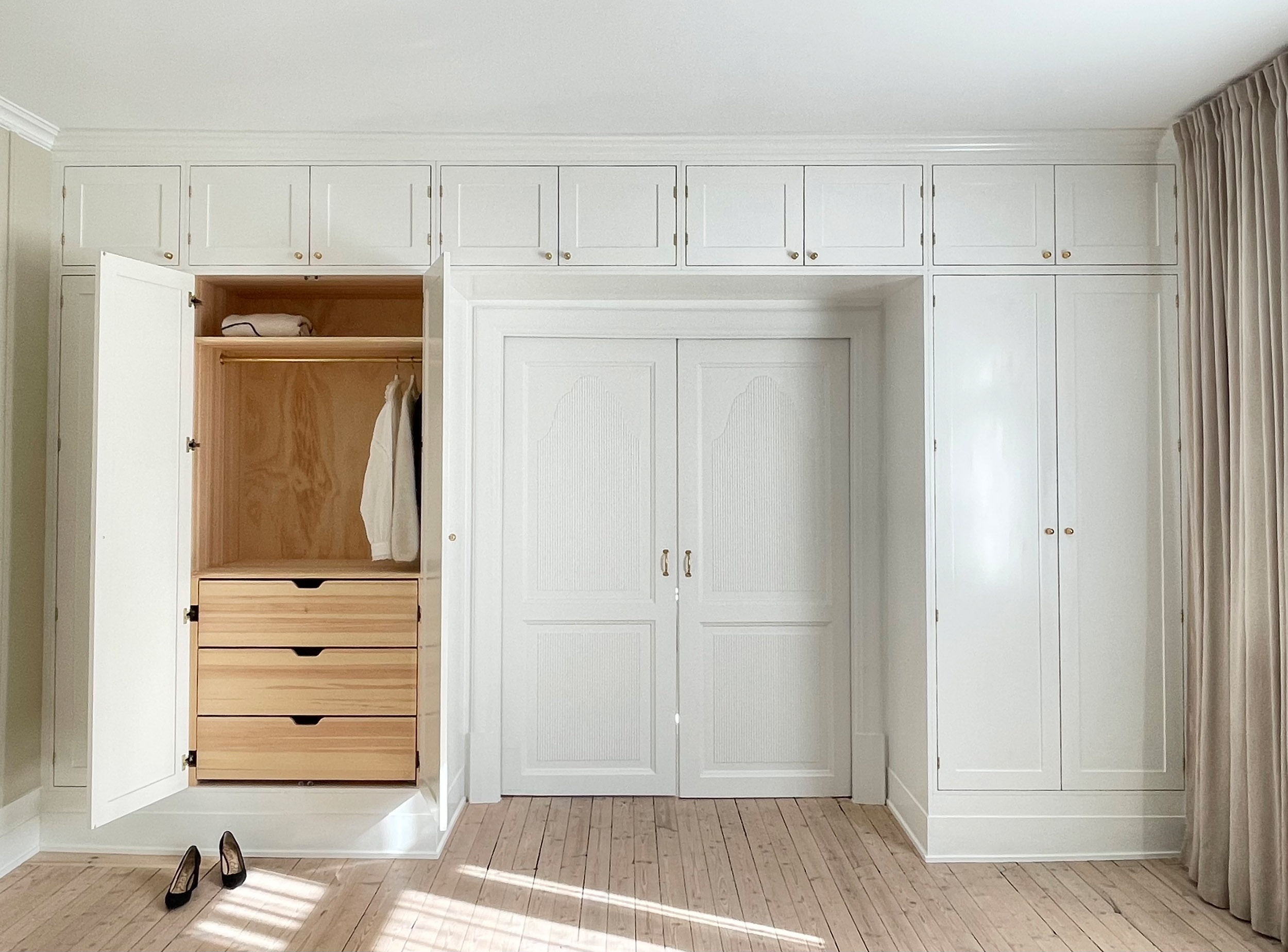 Garderob med platsbyggd förvaring i massivt trä (Cabinette)